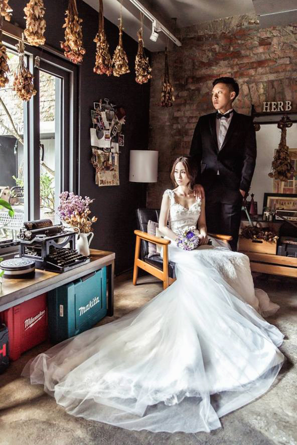 Modern elegance at its best, beautiful bridal look + classic photo concept.