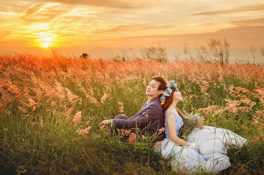 OMG! How romantic is this sunset field engagement session? 