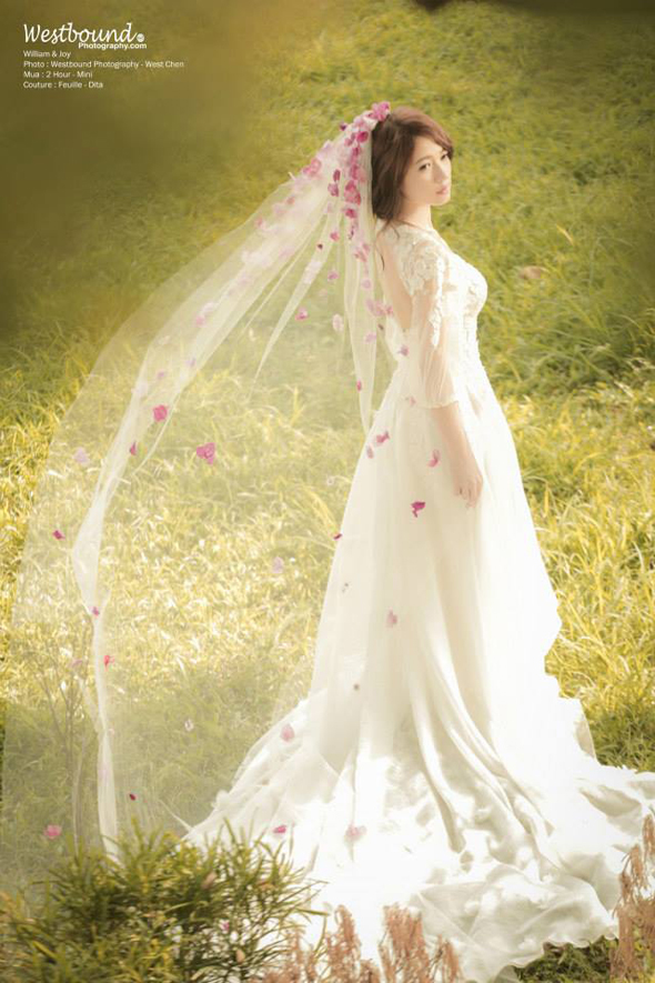Fresh flowers flowing down the veil, this bridal look is utterly romantic!