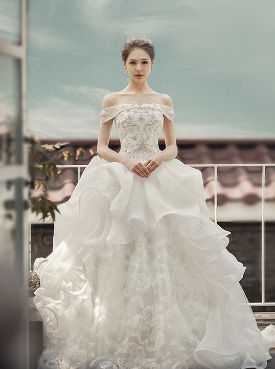 Beautiful Monguae bridal gown featuring regal elegance with a touch of magic!