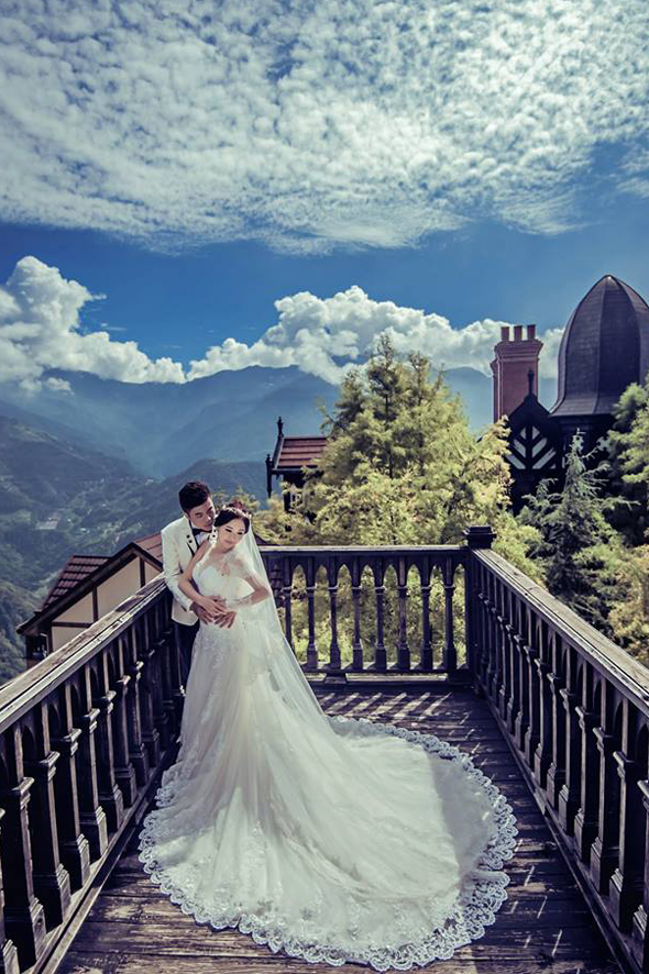Absolutely stunning wedding photo completed with the prettiest dress!