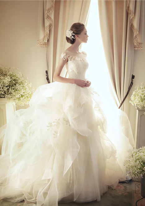 Wow! Regal elegance with a touch of magic! So in love with this dreamy gown by Spoensha Wedding!