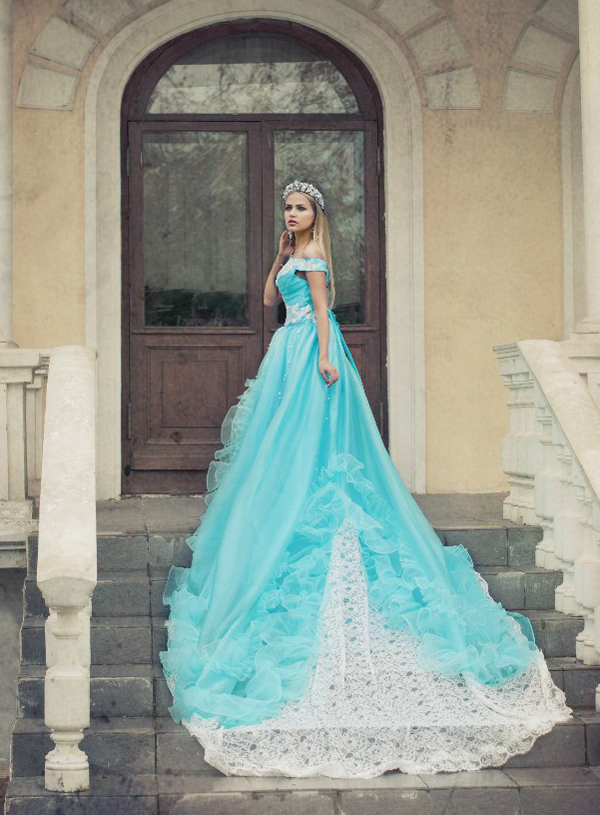 Blue off-the-shoulder gown with a touch of lace, how gorgeous is this princessy look?