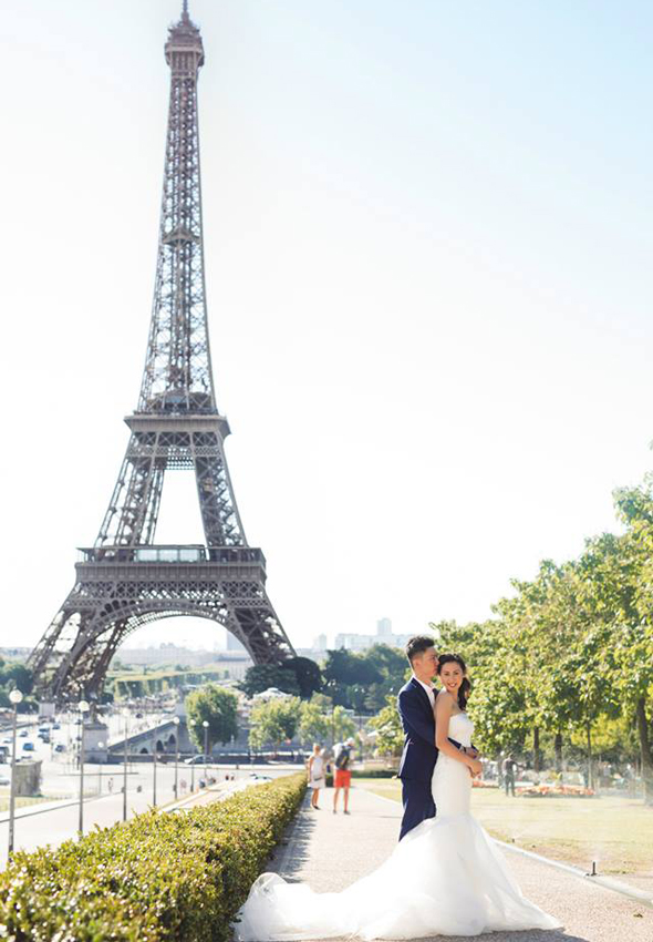Love for Paris! This gorgeous wedding photo is the definition of modern elegance!