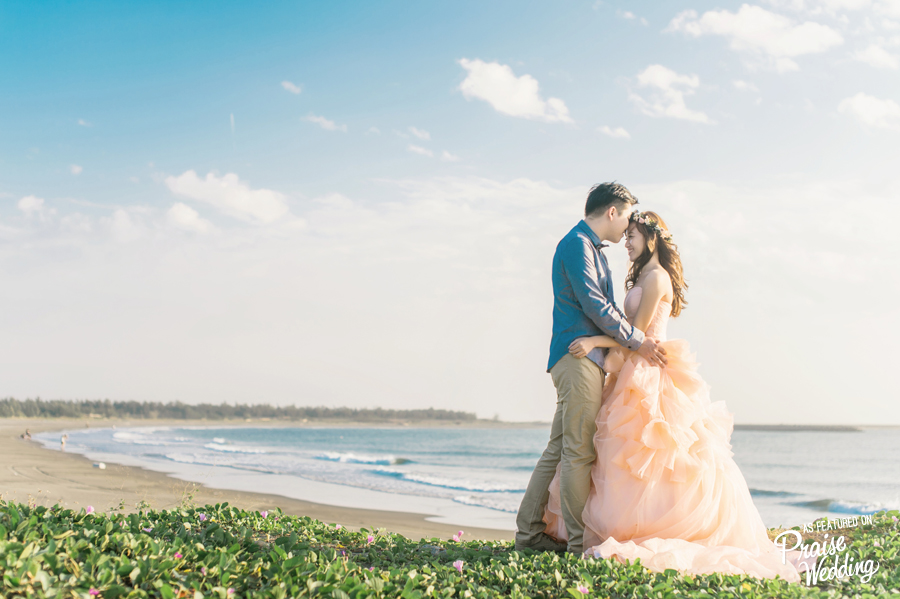 Can't get our eyes off this utterly romantic prewedding photo, everything from the Bride's peachy pink gown to the ocean view is absolutely breathtaking!