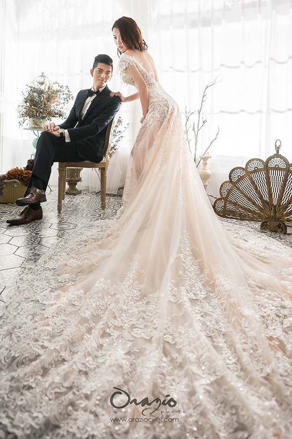 Can't take our eyes off the gorgeous lace details! This stylish wedding photo is absolutely stunning!