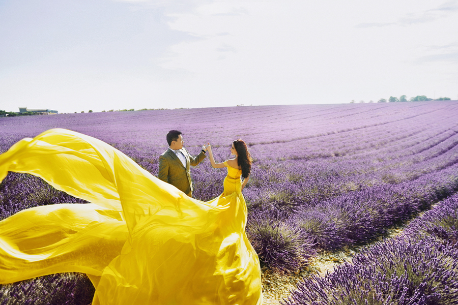 Pretty please take us away to this dreamy lavender field! Breathtaking prewedding session with amazing scenery and a super stylish bride!