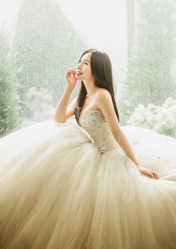 Swarovski embellished sweetheart neckline with chic airy skirt, this Belle Epoque gown is perfect for romantic brides!