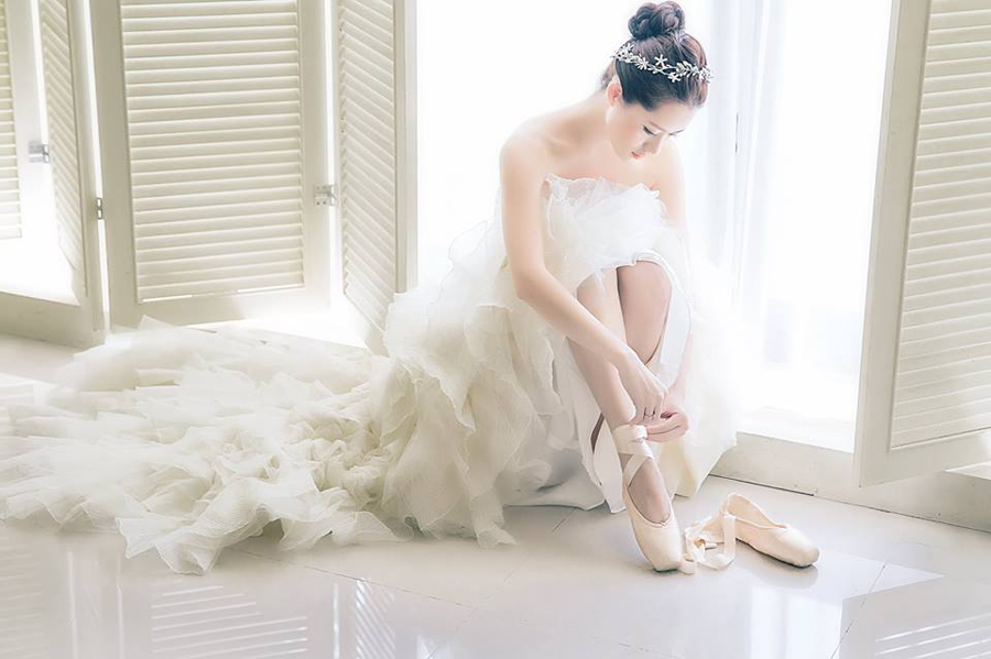 So dreamy! Can't take our eyes off this gorgeous ballerina bride! 