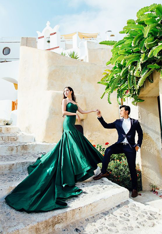 In love with the gorgeous emerald green gown and the stunning natural backdrop; everything about this Santorini prewedding photo is absolutely beautiful!