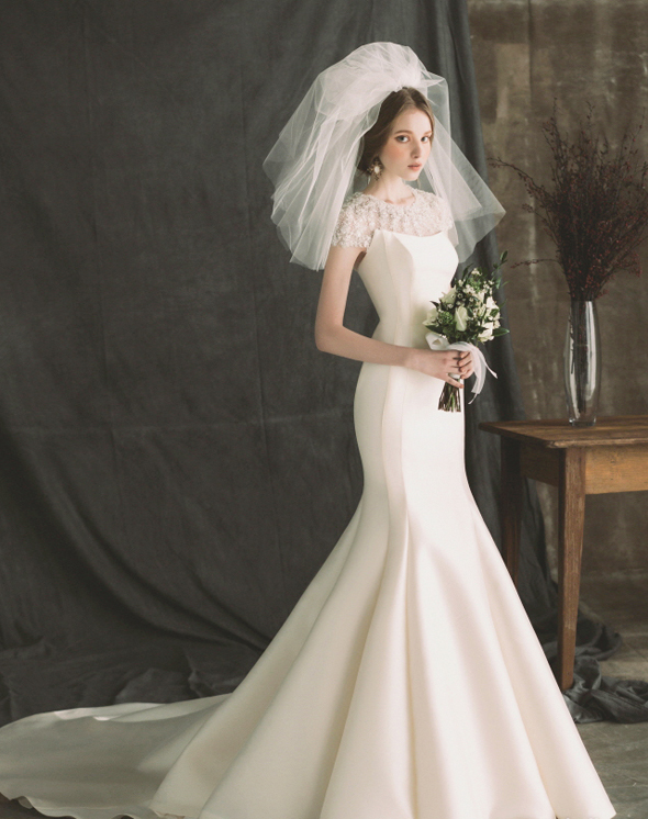 Blending classic feminine cut with a romantic touch, this Clara Wedding gown is splendidly elegant!