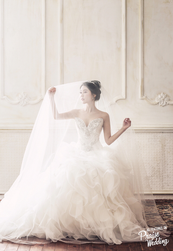 Regal elegance with a touch of magic, Lee Seung Jin's ruffled gown is absolutely stunning!