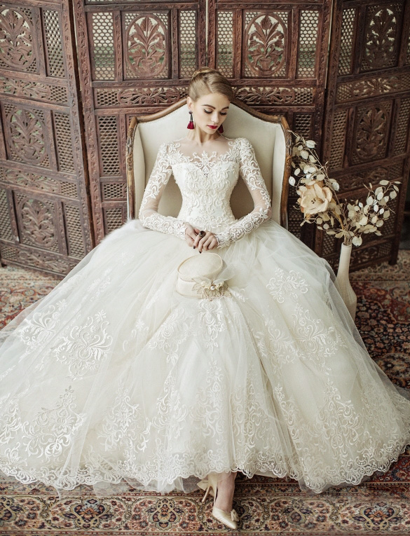 Oh My Lace! This Eileen Couture wedding dress is filled with exquisitely feminine details perfect for the vintage bride!