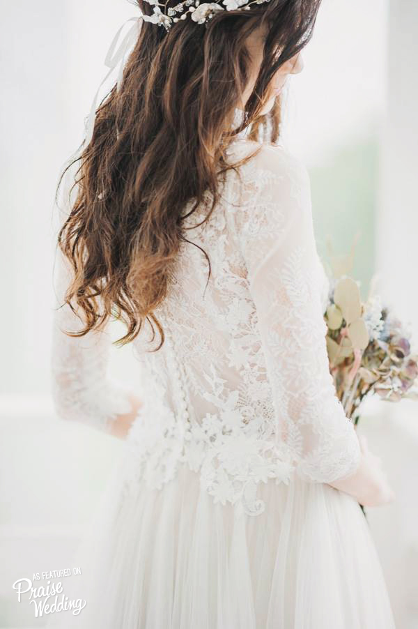 Natural curls look absolutely amazing with laced gowns! Refreshing and oh so chic!