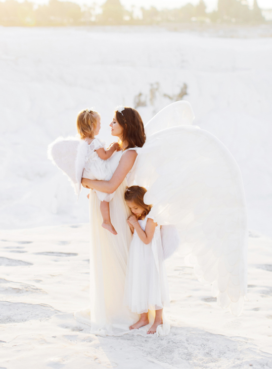 Pure love in the most raw form! This angelic maternity session in the snow is absolutely stunning!