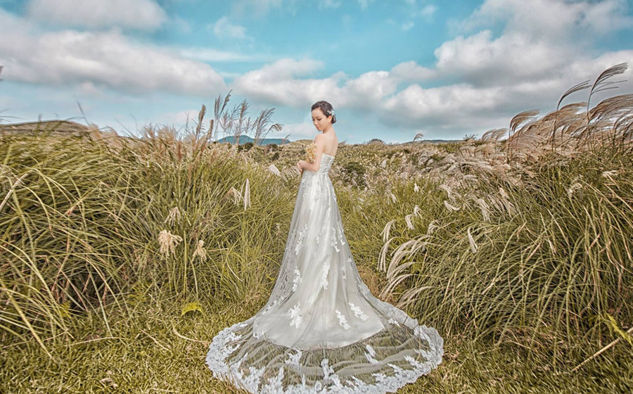 This enchanted bridal look is both stylish and refreshing!