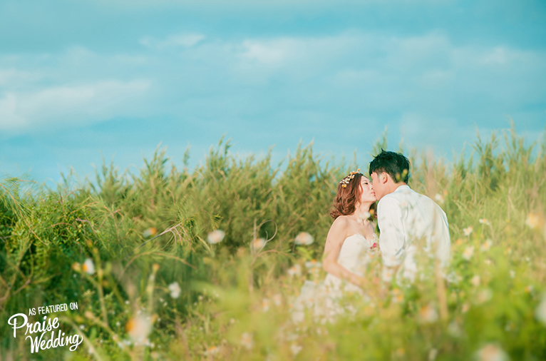 This wedding photo is like a romantic watercolor painting bursting with infectious love!
