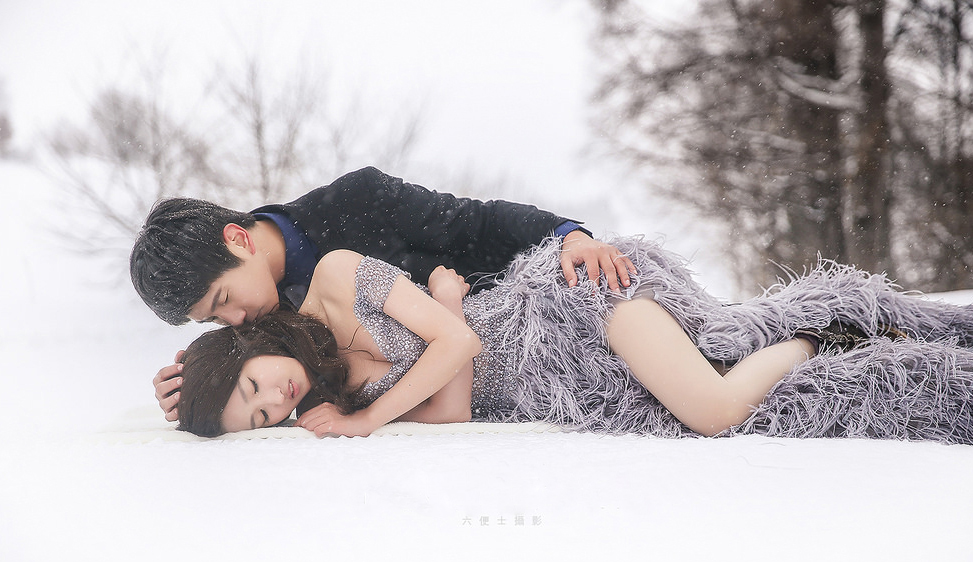 This bride is our fashion muse! How stunning is this intimate Hokkaido winter prewedding session?