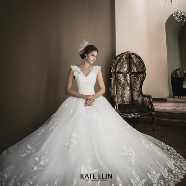 How stylish is this lovely gown from Sonyunhui? We adore its sophisticated and romantic aesthetic! 