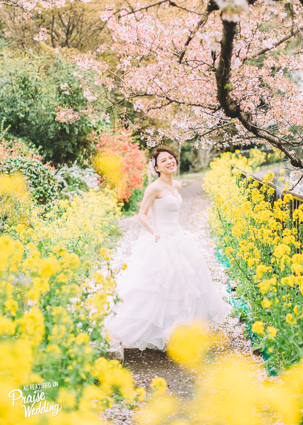 What better location to snap a romantic bridal portrait than a flower-filled paradise like this? Kyoto doesn't get any better m'dears!