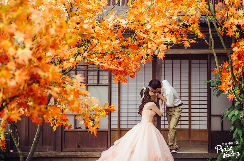 Amazing colors and naturally romantic interaction, this wedding portrait deserves to be a postcard!