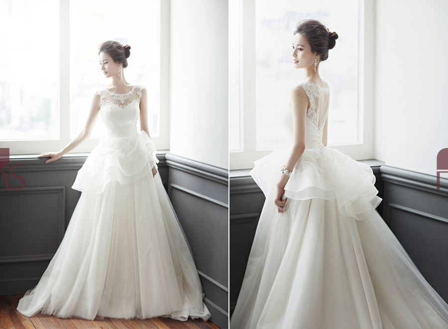 Pure romance with a hint of eclectic charm, this Rosa Sposa gown is so refreshing!