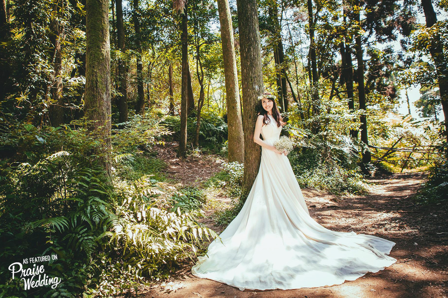 Pure romance with a hint of eclectic charm, this woodland bridal portrait is absolutely stunning!