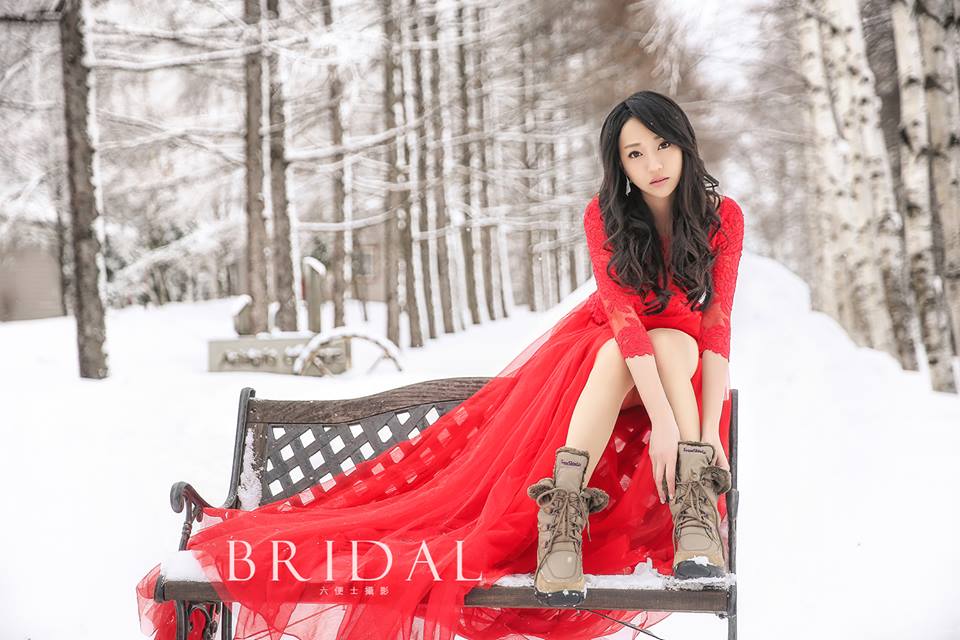 A lovely pop of color in the snow! From the beautiful natural curls, stunning red gown, to the stylish snow boots, everything about this bridal look is oh so chic!