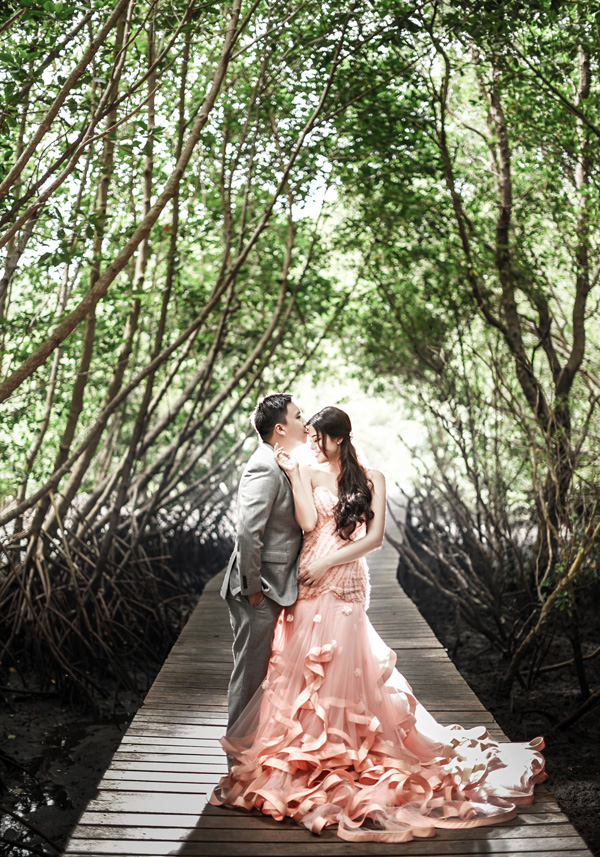 Refreshing, romantic, and and oh so sweet! This prewedding photo is like a fairy tale!