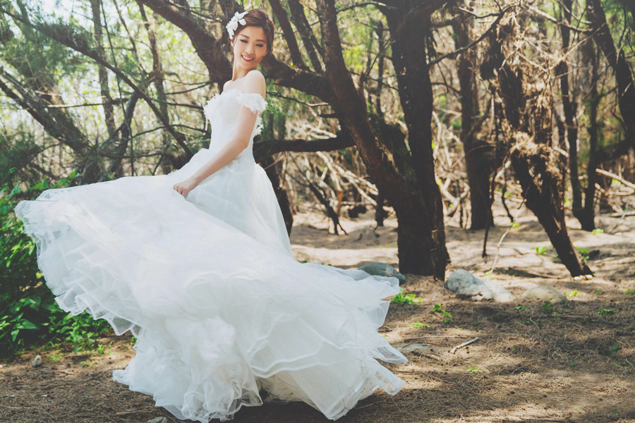 Sweet and feminine, this bride's look is perfection for a rustic wedding!