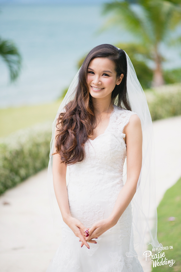 Elegant, fresh, and feminine, such a simple yet glowing bridal look! 