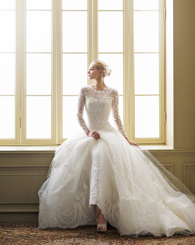 Oh lace! In love with this timeless classic gown from Bonheur Sposa! 