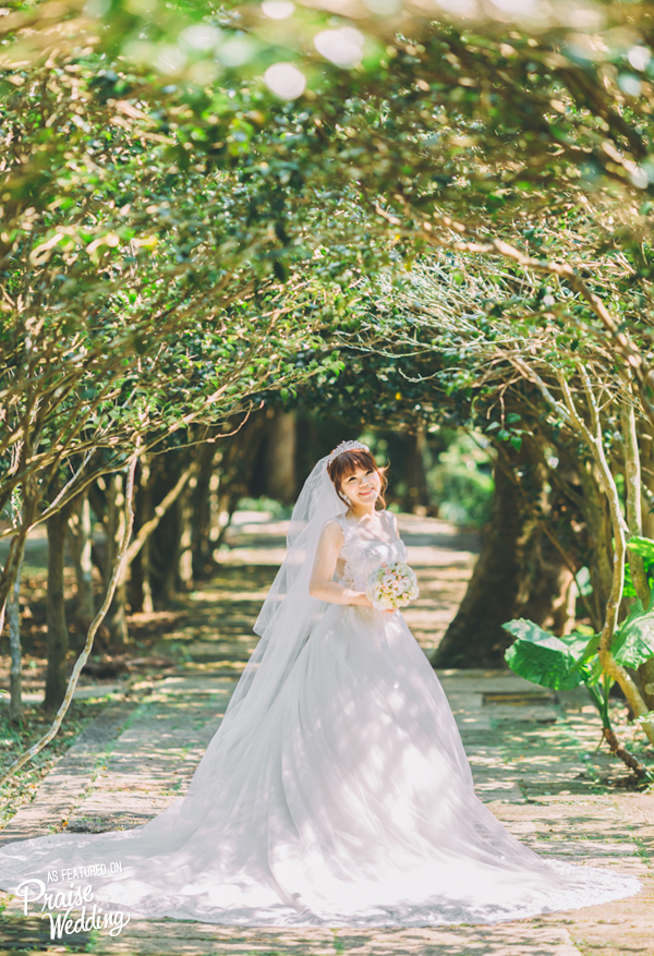 Organic elegance overflowing with infectious joy, this bridal portrait is so refreshing! 