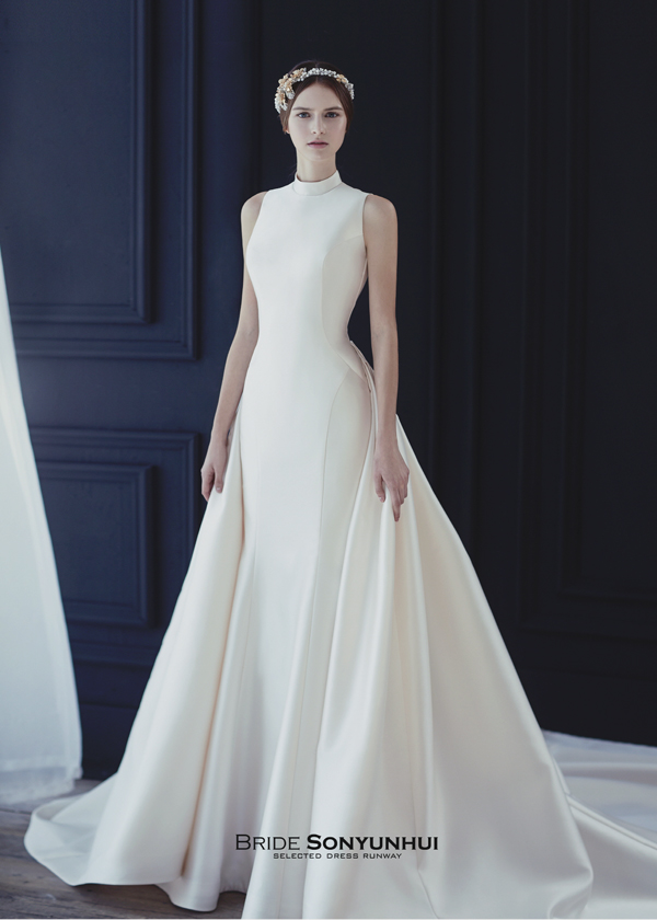 Utterly blown away by this sleek modern gown from Sonyunhui! So simple yet so beautiful! 