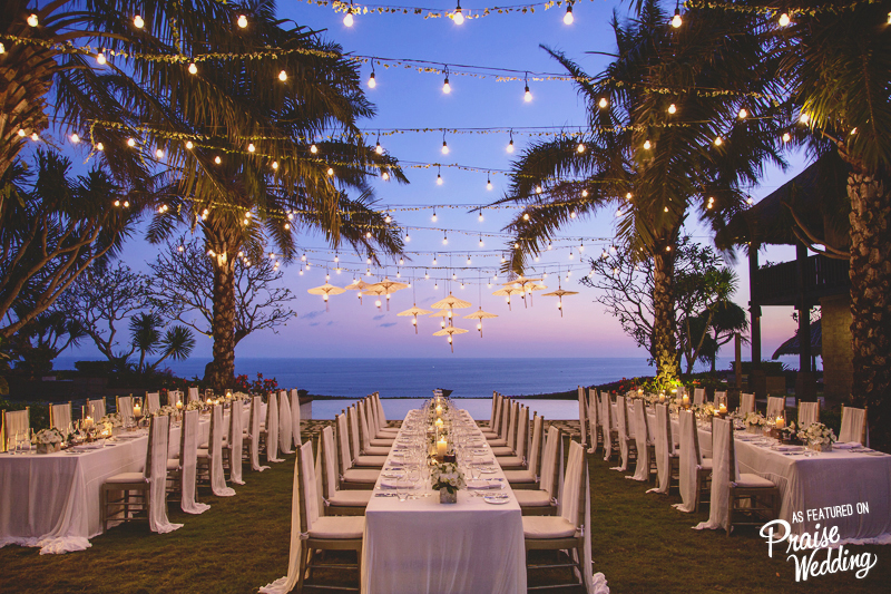 Wow! If this is what Bali weddings are all about, we want to head over just for this dream-worthy venue!