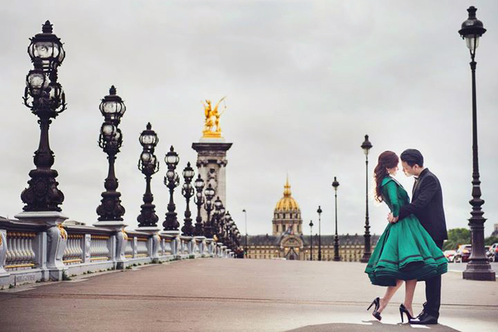 A super stylish prewedding session in Paris featuring a beautiful ermerald green gown! 
