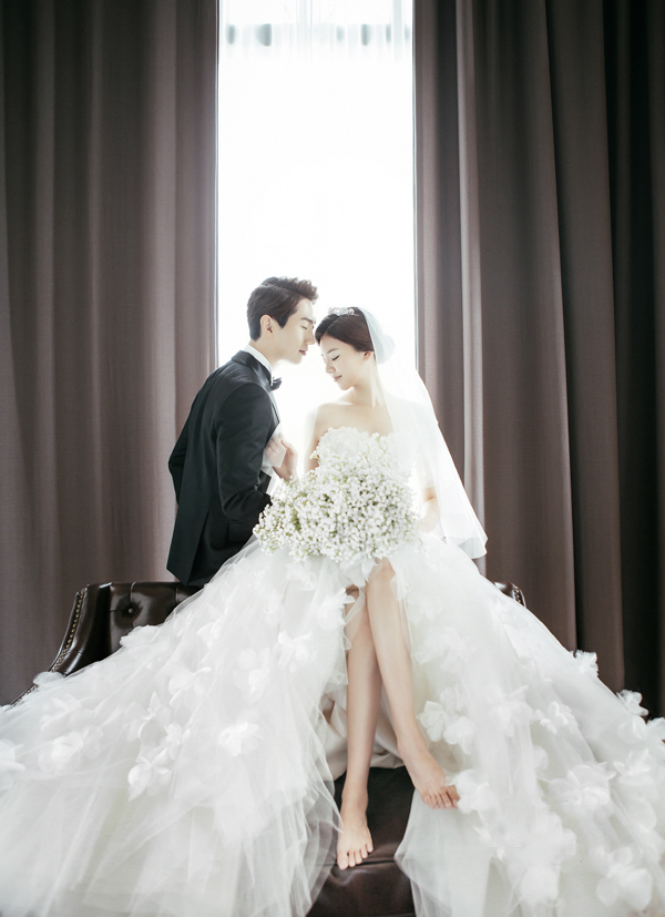 A dreamy wedding photo overflowing with regal romance!