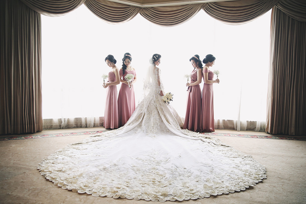 Every bride needs a breathtaking wedding portrait with her girls like this!