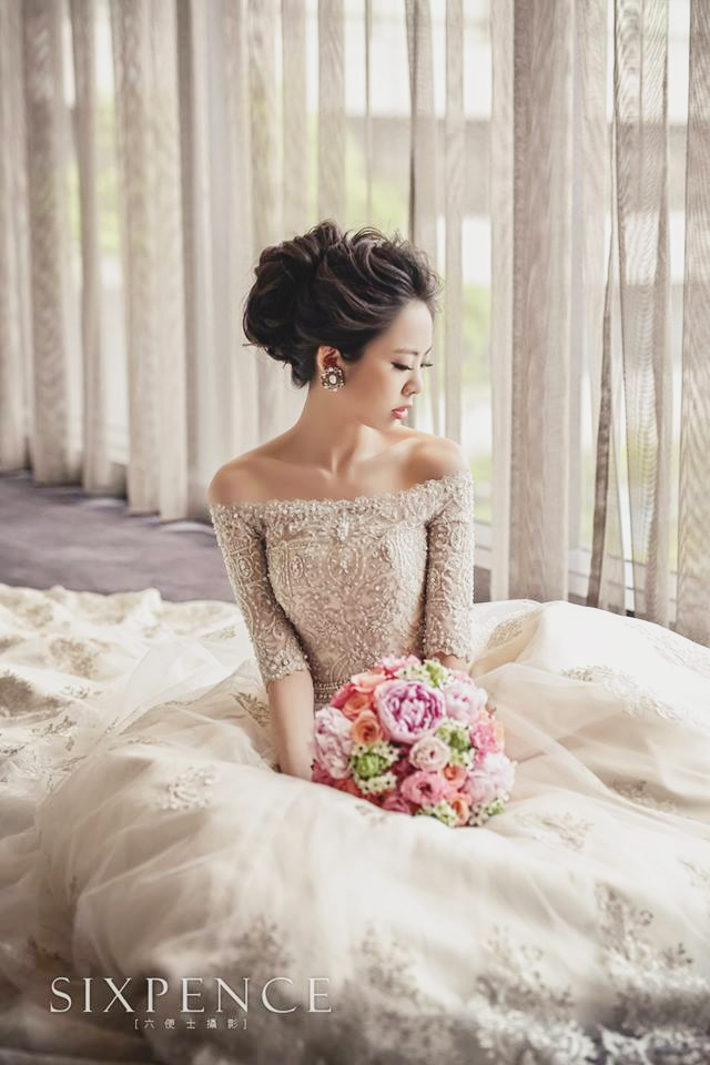 This classic off-shoulder sleeved gown from Mon Chaton is incredibly beautiful!