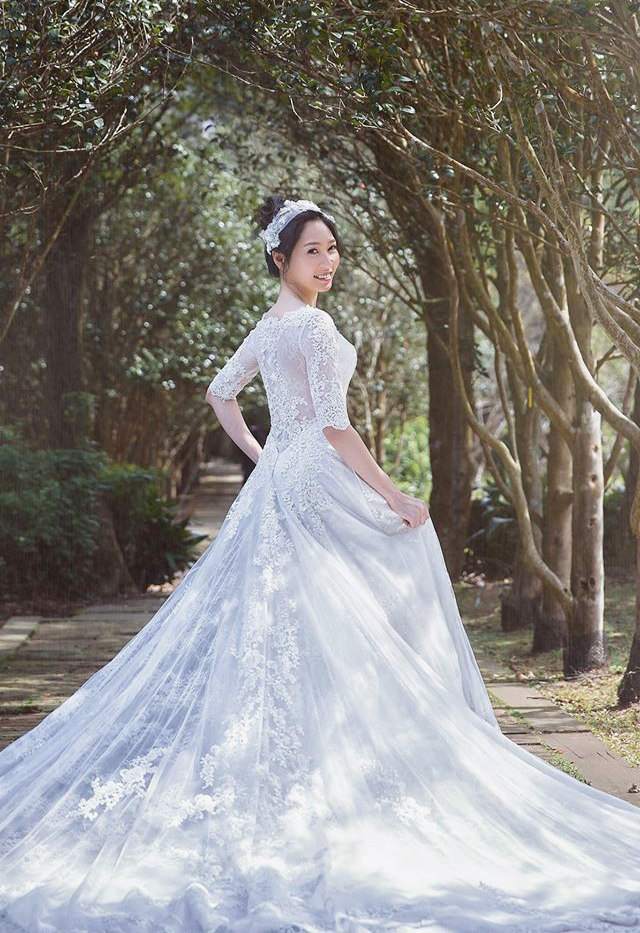 Vintage-inspired elegant bridal look overflowing with natural joy!