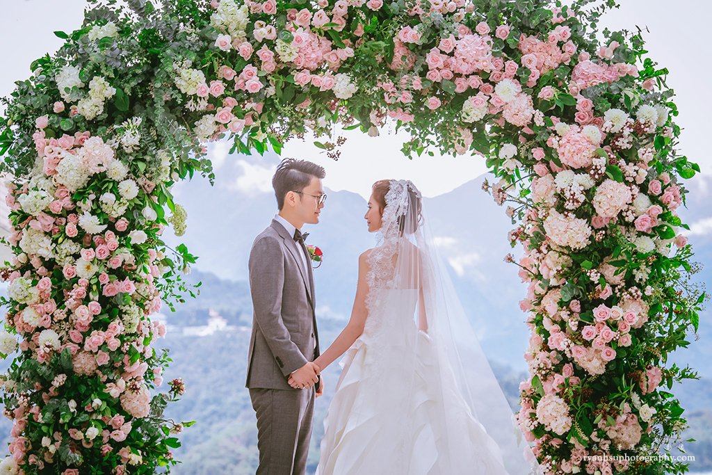 How incredible is this outdoor wedding scene surrounded by fresh flowers, blue sky, and gorgeous mountain view!
