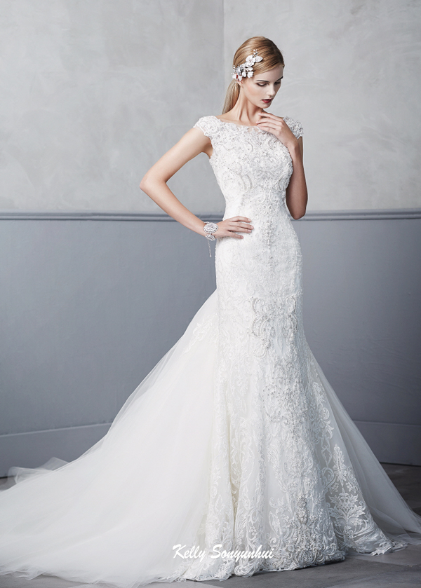 Dreaming of this splendidly elegant Sonyunhui gown featuring a detachable train and classic embroideries! 