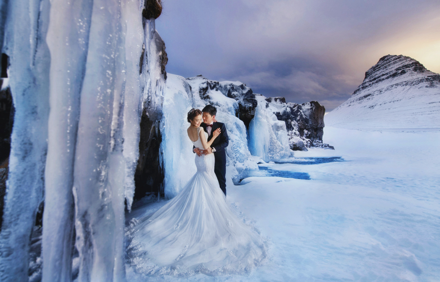 Can't take our eyes off this beautiful Iceland wedding photo featuring an elegant mermaid laced gown! 