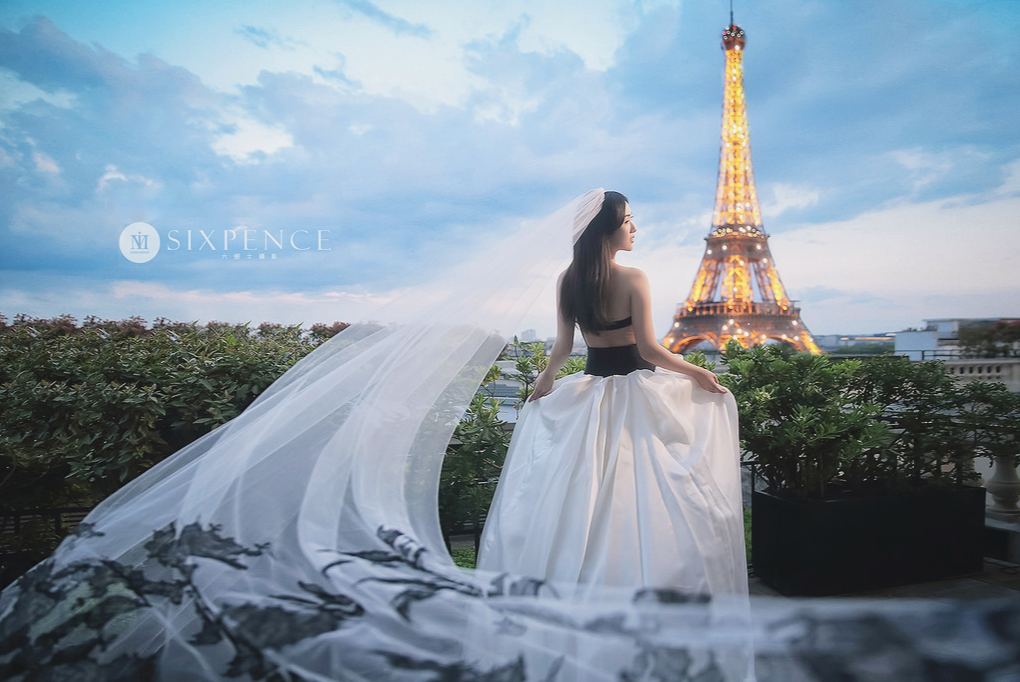 Head over heels in love with this bridal portrait featuring a classy Vera Wang Bride and a panoramic view of Paris!