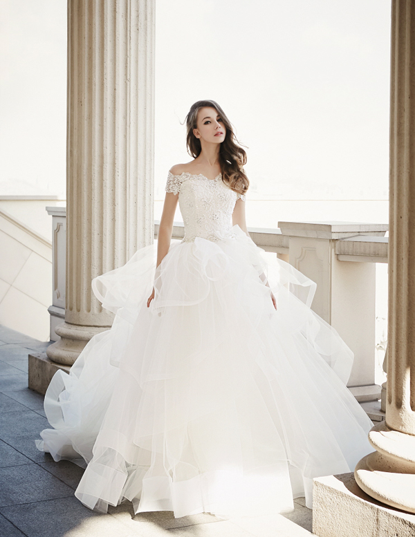 Blending sweet feminine silhouette with a regal touch, this pincess-worthy gown from Dearte is like a dream!