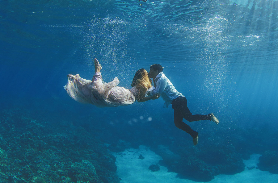 How magical is this underwater session? Perfect for ocean lovers!