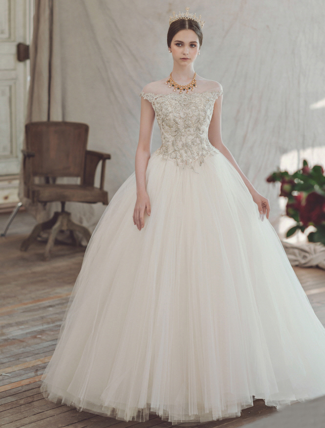 If you're looking for a princess-worthy dress for your special day, here's one from Clara Wedding you don't want to miss!