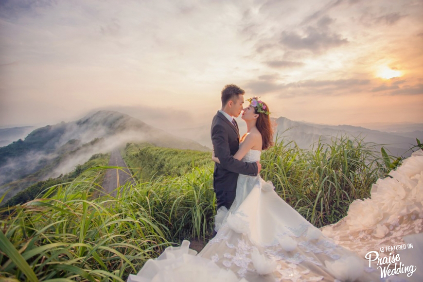 This prewedding photo with amazing mountain view and romantic sunset deserves to be a post card!