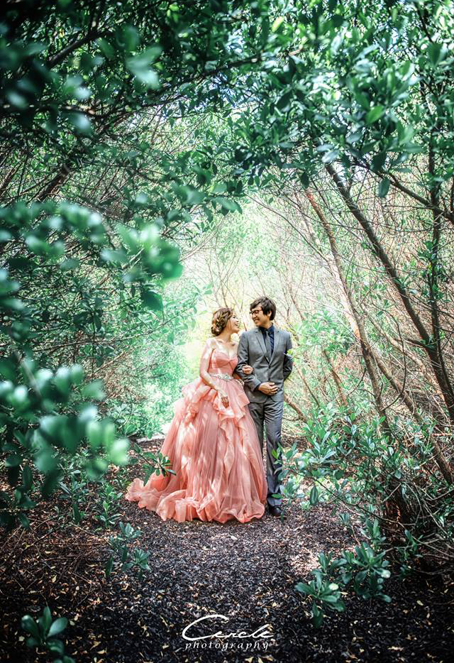 This magical forest prewedding photo is the definition of enchantment! 