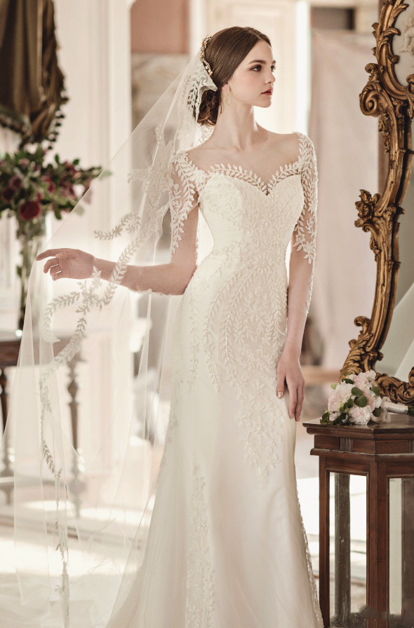 Delicate, elegant, and utterly romantic, this timeless gown from Clara Wedding is taking our breath away!
